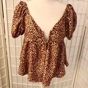 VICI adorable and sexy top. Slightly off shoulder. Excellent condition. Sz S